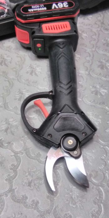 Tesoura de poda com 2 bateria, nova na caixa.