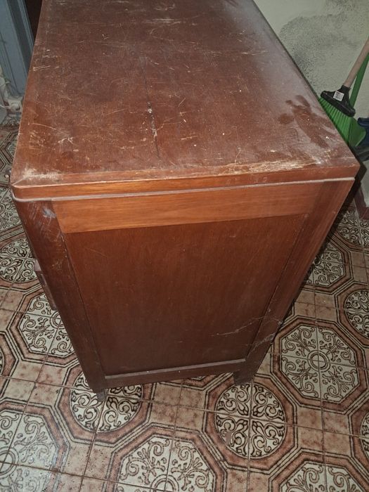 Comoda em madeira com quatro gavetas