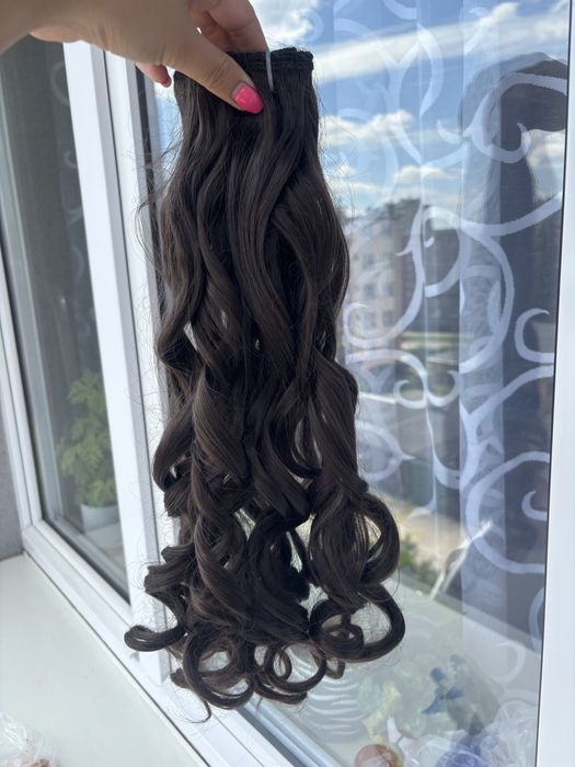 Włosy brązowe kręcone