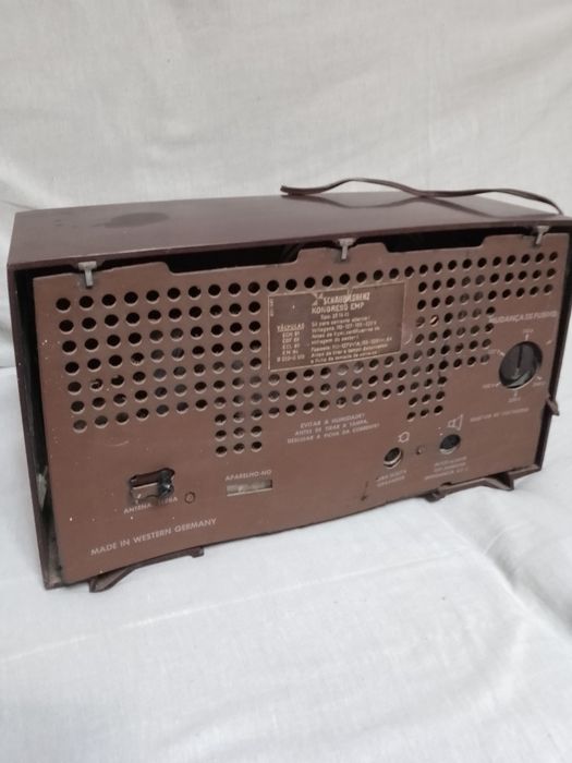 Rádio antigo a válvulas