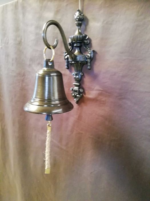 Sino em metal com suporte