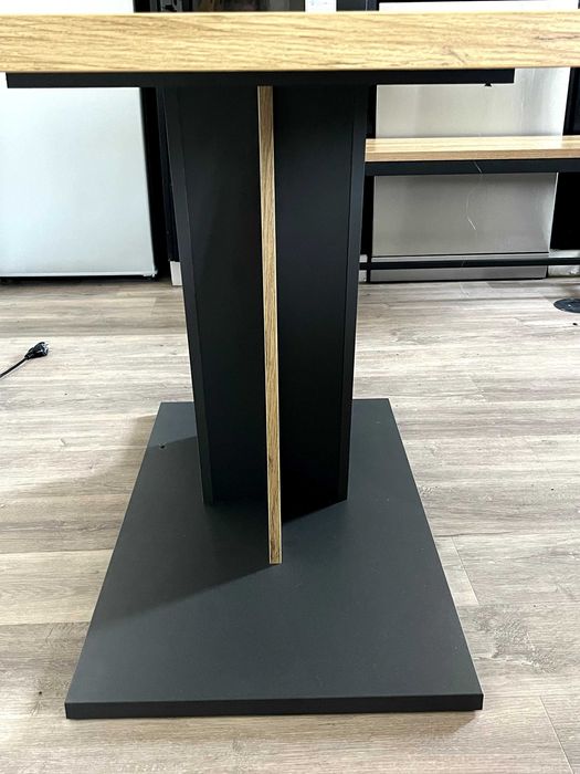 Estou a vender uma mesa.