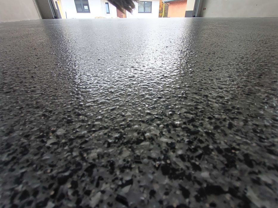 Posadzki żywiczne , profile , kamienny dywan