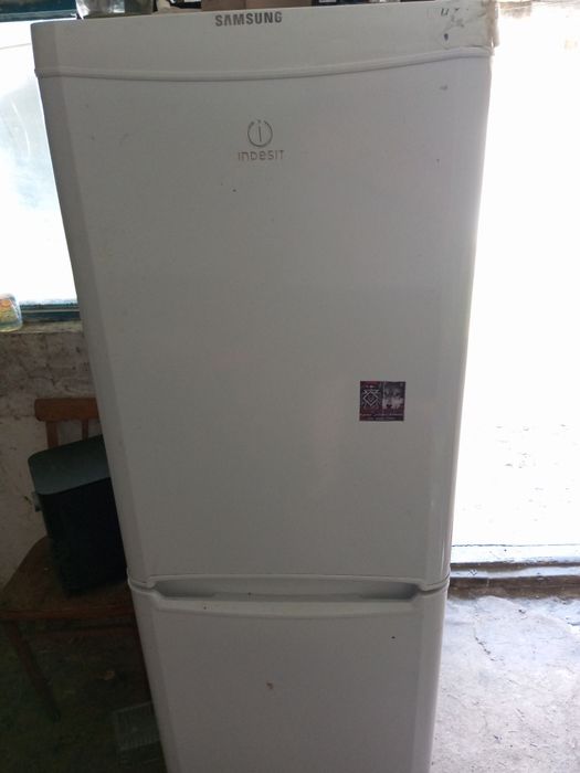 Продам холодильник indesit