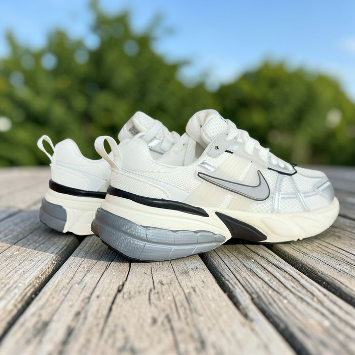 Жіночі кросівки Nike V2K Run beige black silver найк