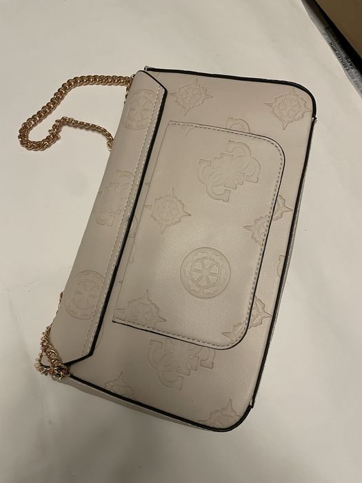 Жіноча сумка GUESS  HWSR7186210 бежевого кольору  ціна зізнижкою 650гр