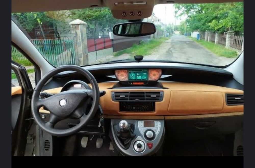 Продаєтьця Лянча федра