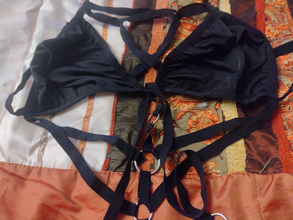 Bielizna damska z ozdobnym paskiem