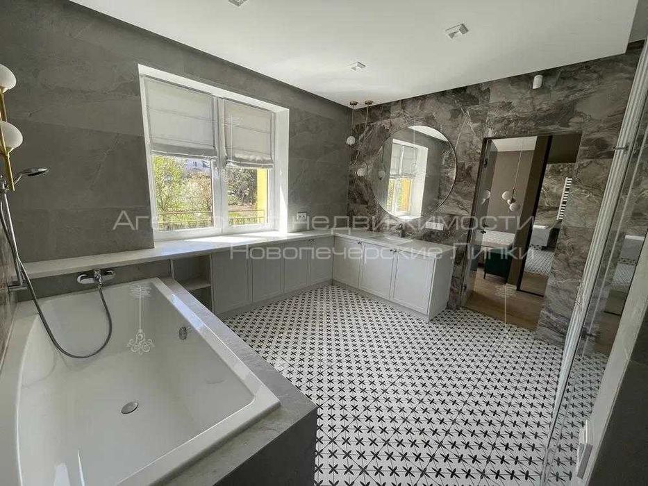 Продаж триповерхового таунхауса 290м2 в Козині КМ Montana Village