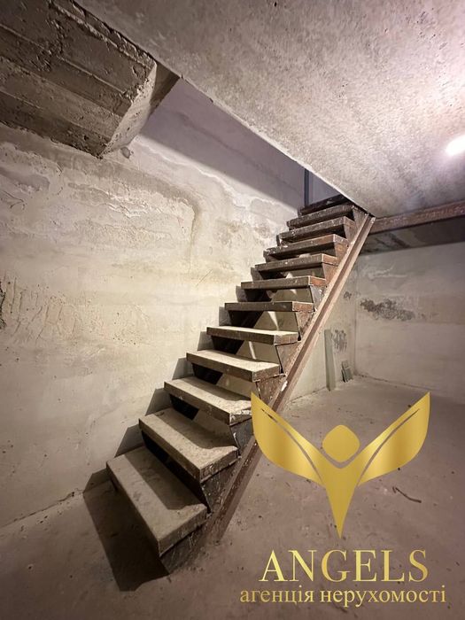 Продаж двоповерхового будинку із трьома гаражами та -1 поверхом