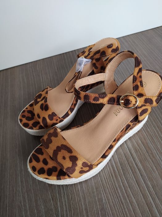 Sandálias de Cunha NOVAS