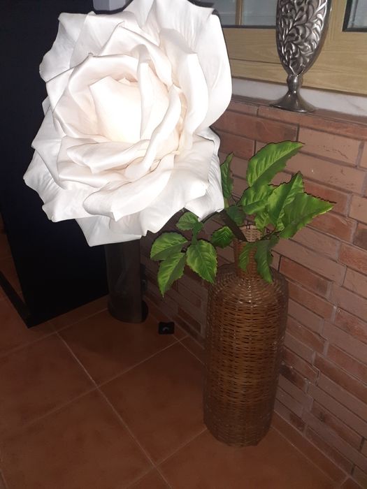 Decoracao jarrao em verga e flor grande em tecido