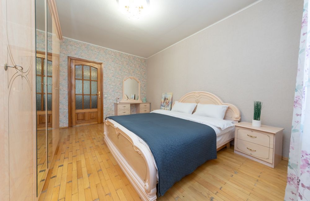 Подобово. Трикімнатна квартира.6 спальних місць.Осокорки -5 хв.Позняки