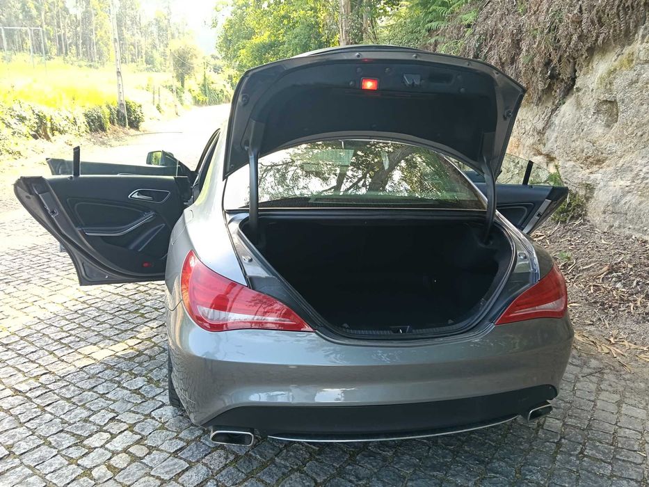 Mercedes CLA 180 impecável