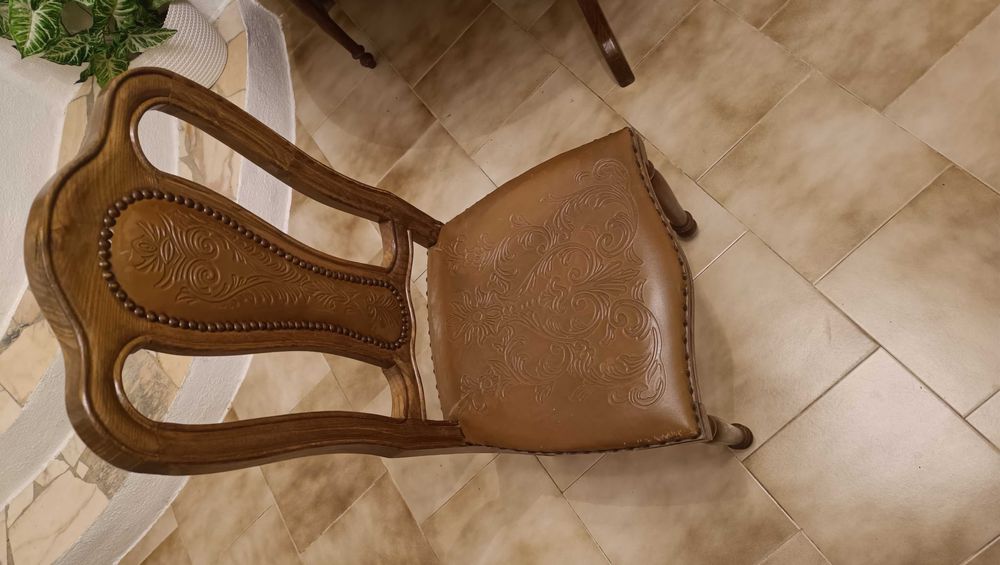 Conjunto de mesa e 6 cadeiras