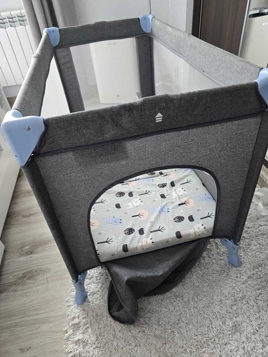 KinderKraft Łóżeczko Turystyczne z akcesoriami i dodatkowym materacem