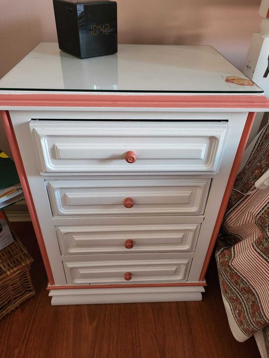 Cama corpo e meio branco com mesa de cabeceira, cor de rosa