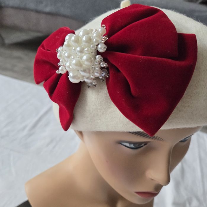 Viralowy elegancki beret ecru z bordową aksamitną kokardą i perełkami – retro vintage