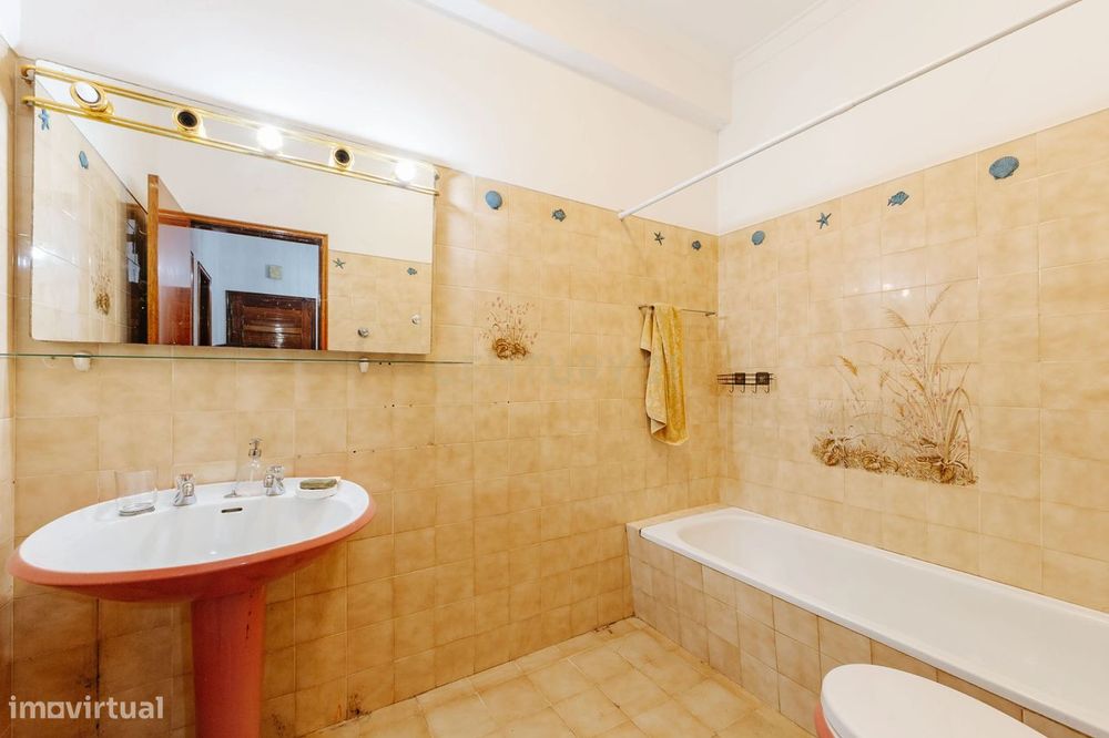Apartamento T2 junto à estação da Amadora