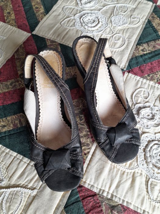 Sandálias muito bonitas de pele pretas abertas a frente, com presponto