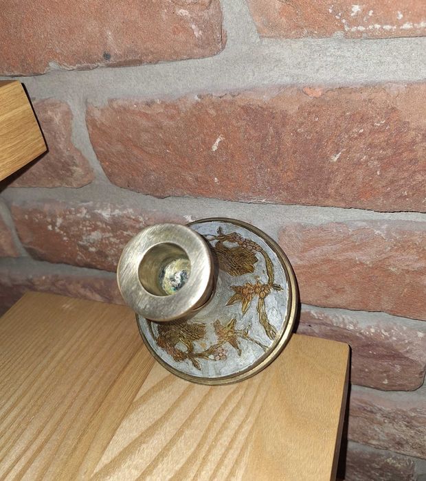 Indyjski mosiężny świecznik emaliowany