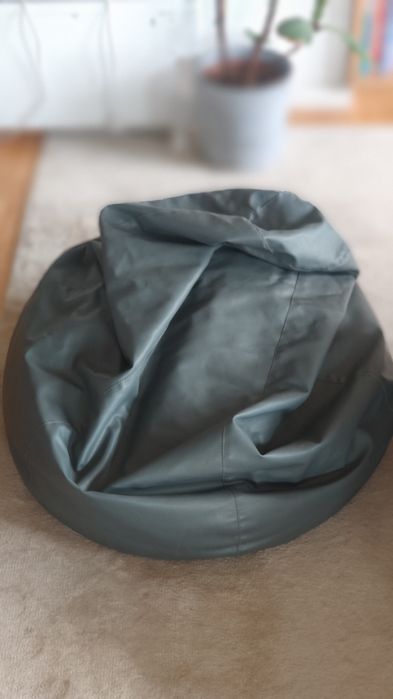 Sofá de couro cinza com 3 lugares. Sofa em pele genuína. Oferta pouf.