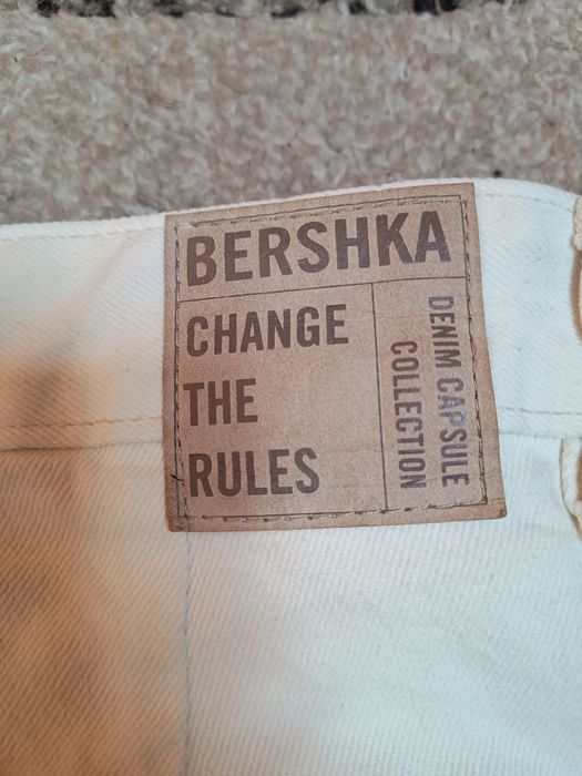 Białe spodnie z Bershka
