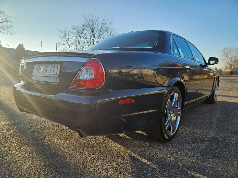 Samochód do ślubu Jaguar XJ 2009 rok.  Jasny Środek