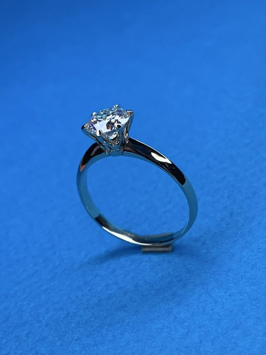Каблучка в білому золоті з діамантом в стилі Tiffany Setting