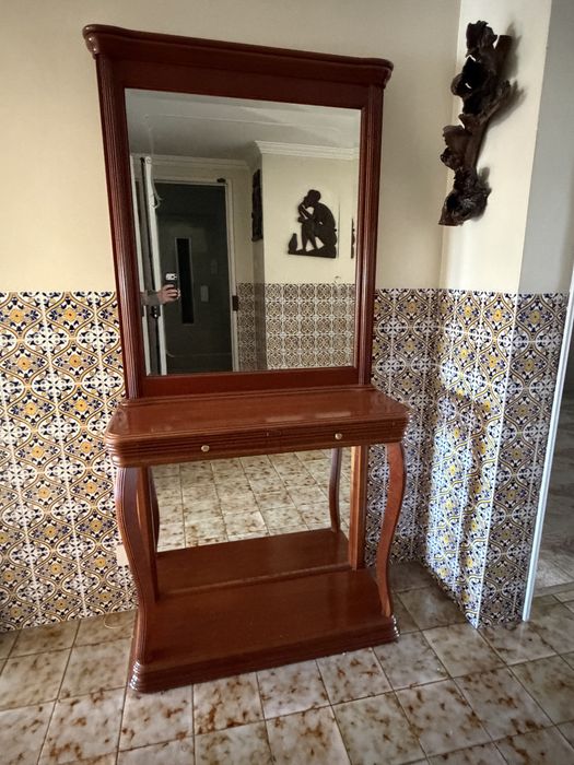 Móvel de entrada em madeira com espelho grande