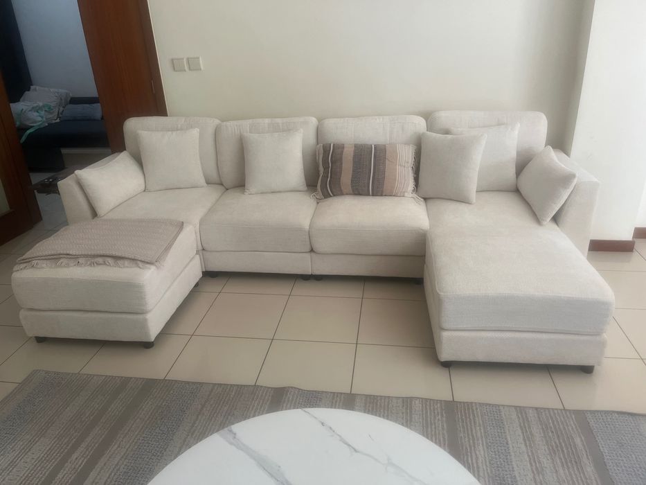 Sofá de canto em U/L - 2 pés de descanso móveis - com iluminação LED - mesa de apoio dobrável - com 6 almofadas - tecido chenille - bege