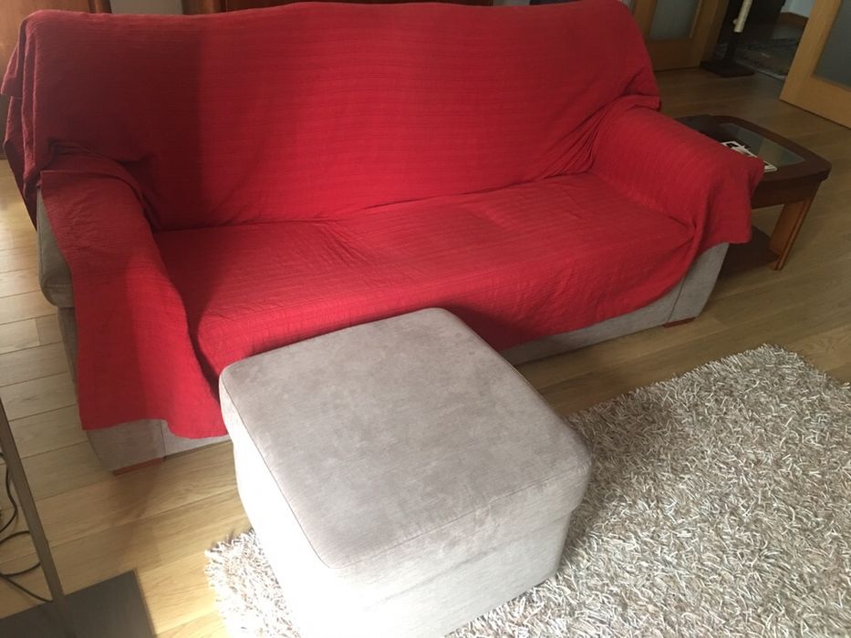 Sofá 3 lugares e puff em tecido. Está em óptimo estado com pouco uso