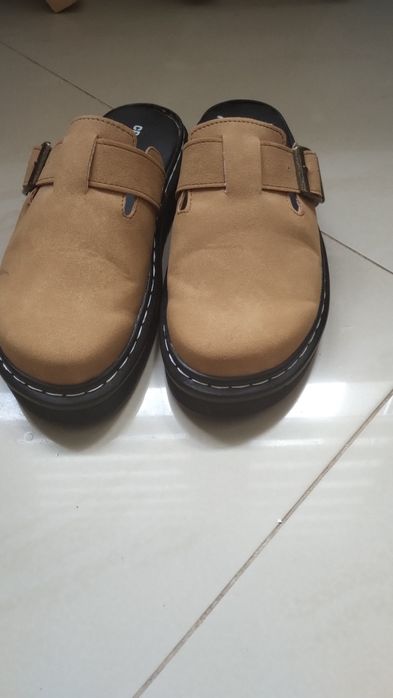 Klapki damskie kryte