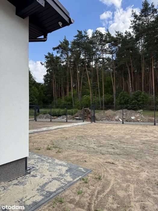 Dom w pięknej, zielonej okolicy