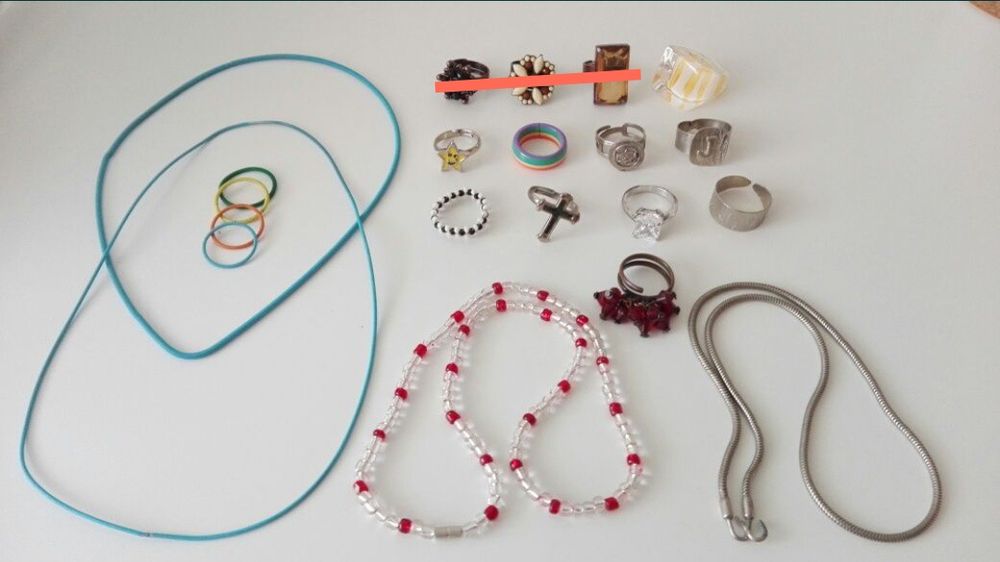 Brincos, pulseiras, anéis e colares vintage