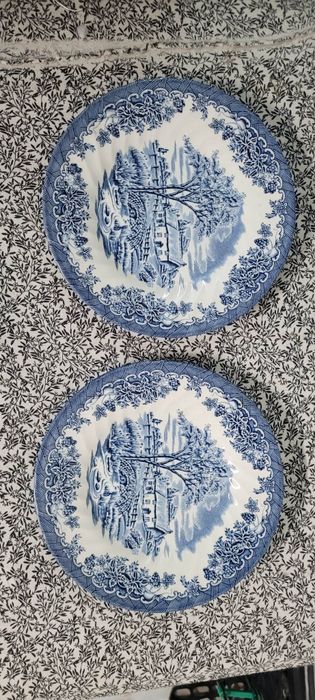 Pratos antigos em loiça e latão