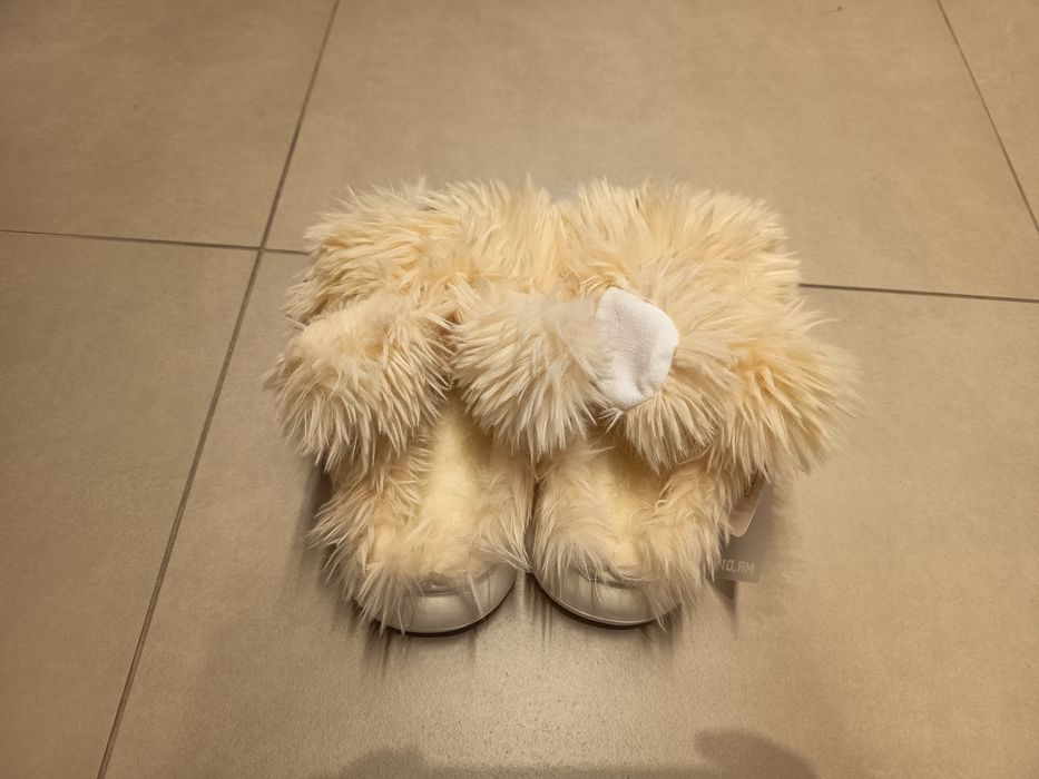 Nowe jasne kapcie buty futrzane