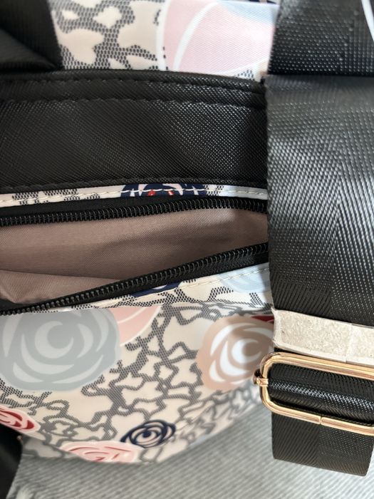 Mochila nova com padrão flores “TOUS”