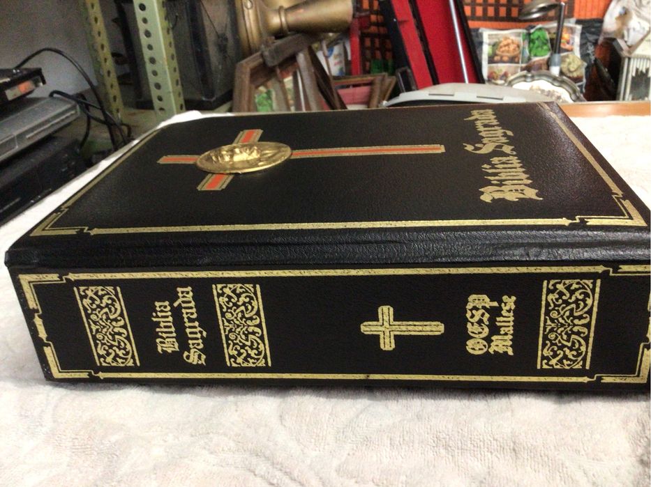 Biblia Sagrada Antiga como nova com fotos lindissimas ,ver outras foto