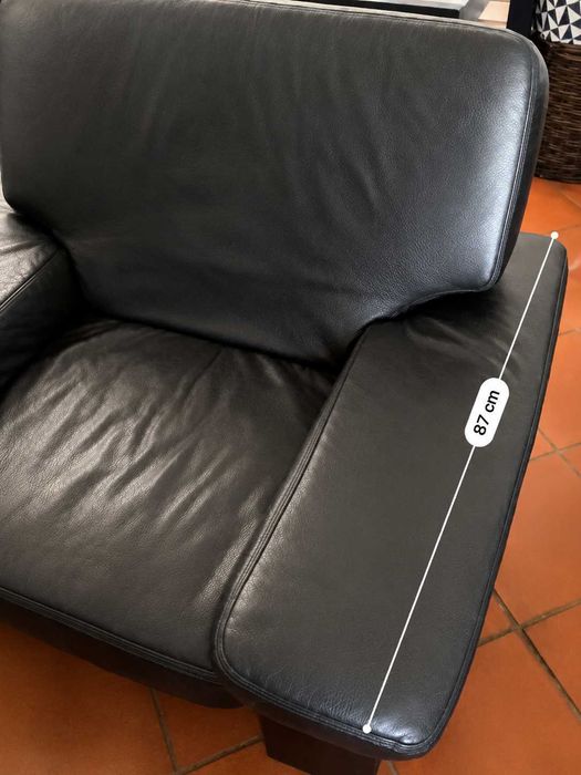 Sofá 3 Lugares + Poltrona em Pele Preta – Excelente Estado