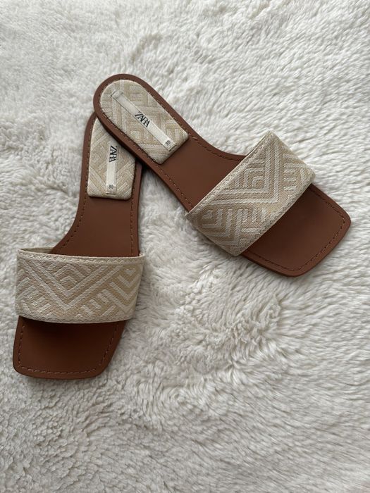 Шлопанці мюлі ZARA