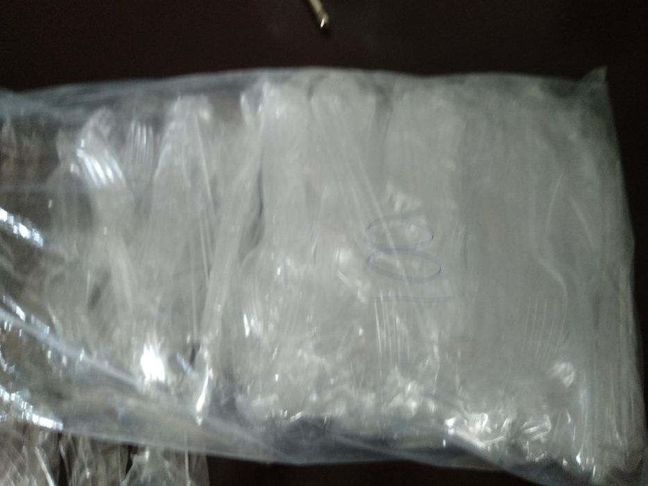 Talheres e colheres de plástico