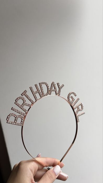 красивий святковий обруч з написом BIRTHDAY GIRL