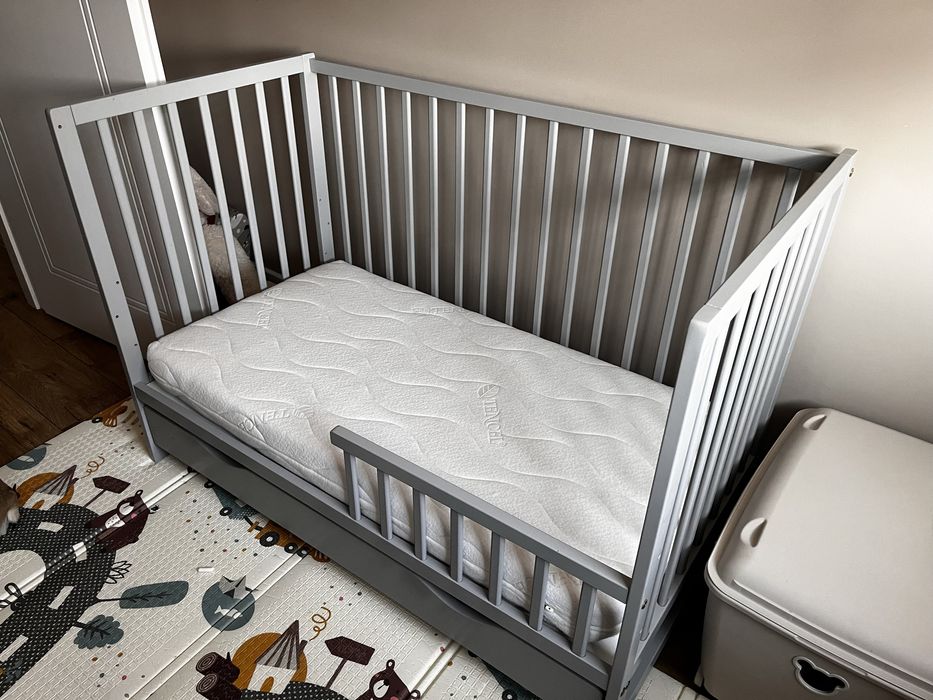 Szare łóżeczko 120x60 z materacem hilding dobranocka