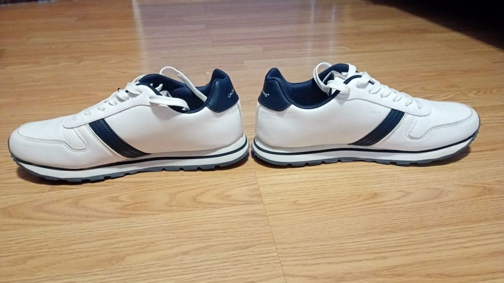 białe sneakersy cross jeans