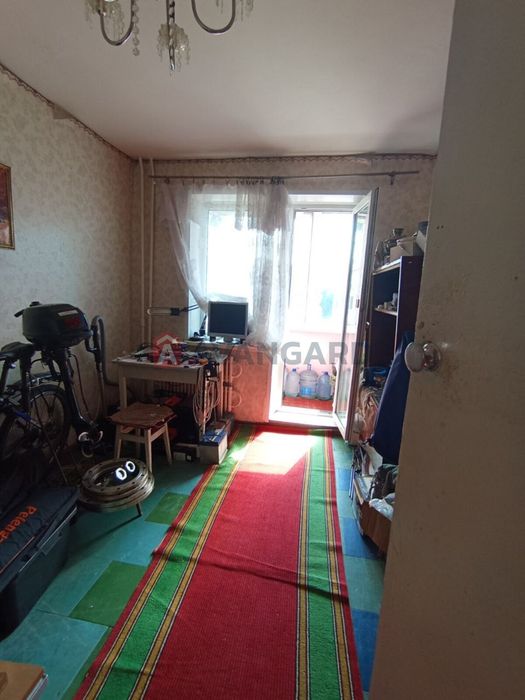 Продається простора 5-кімнатна квартира на 2-му микр. лівого берега міста Кам'янське.