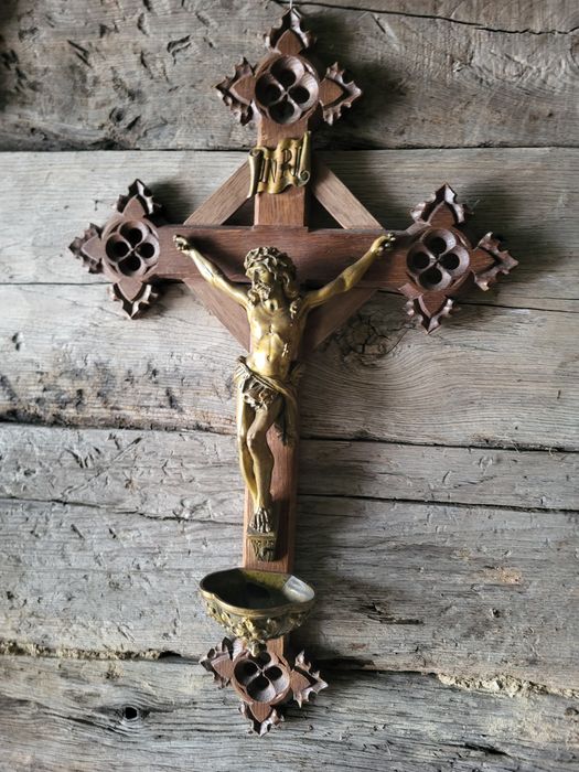 Rzeźbiony drewniany krzyż neogotycki kropielnica do kościoła