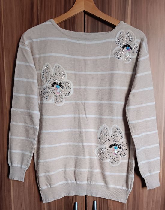 Sweter beżowy w paski z aplikacją w cekinowe kwiatki L/XL