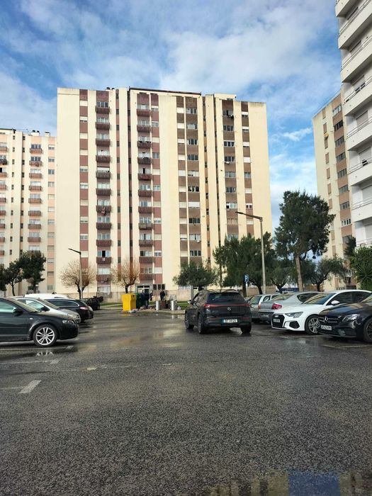Apartamento T2 Arrendado  Investimento  Carregado