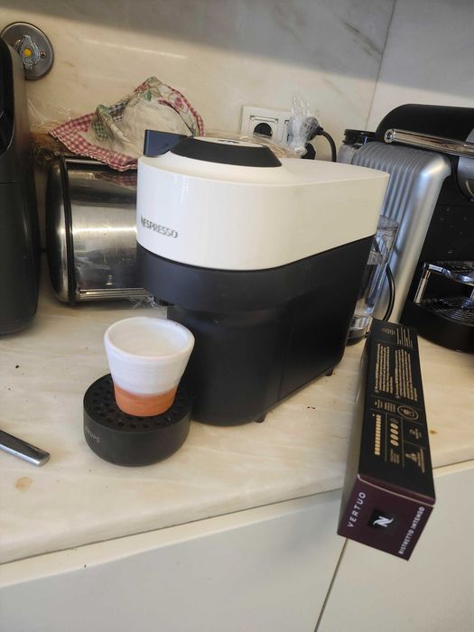 Máquina Nespresso Vertuo + 8 caixas de café Ristretto - como nova